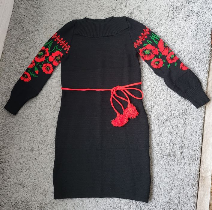 Женское платье, вязаное с вышивкой
