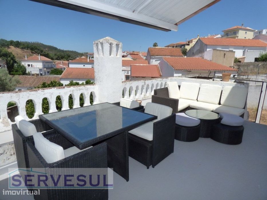 Moradia tradicional geminada de 3 quartos com quintal e terraço, in...