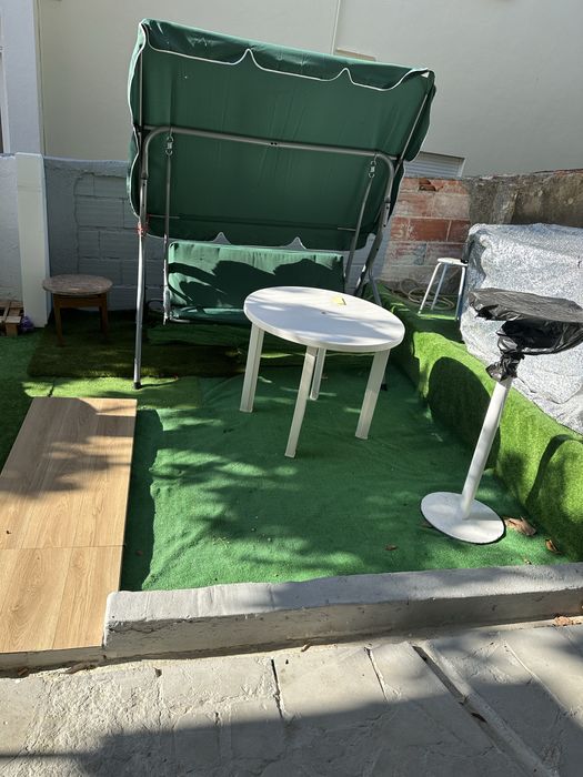 Grama sintetica 50 metros e cadeira de balanço tres meses de uso!