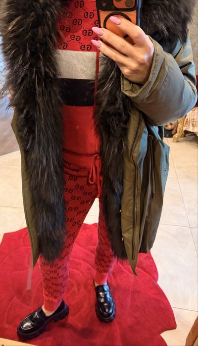 Stylowa parka z futrzanym kołnierzem – idealna na chłodne dni!