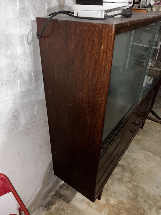Móvel de Sala com Vitrine de Vidro e Arrumação