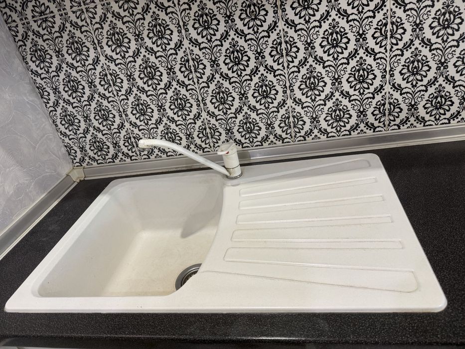 Продам умывальник с краном и сместителем дачный вариант!!!