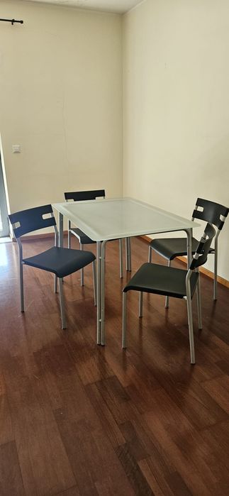 Mesa com 4 cadeiras