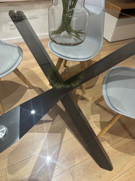 Mesa de jantar, com cadeiras
