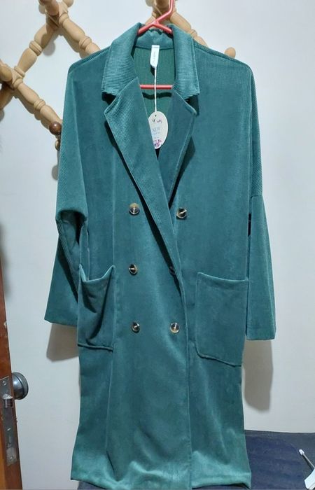 Casaco comprido verde bombazine.