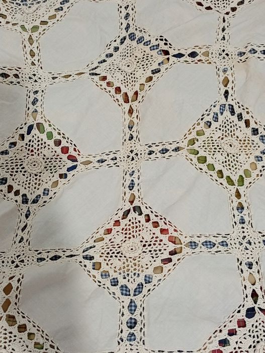 Pequena Toalha de Mesa em Renda feita a mão