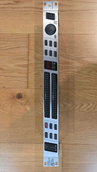 Подавлювач зворотнього зв'язку Behringer FBQ 2496
