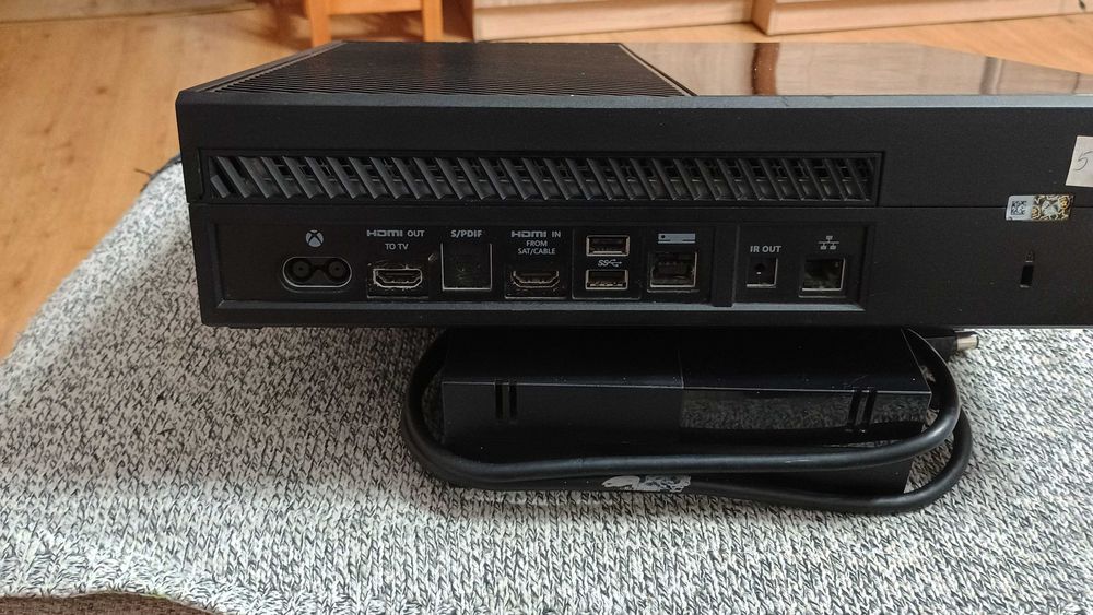 Konsola XBOX ONE + Kinect,  PAD, Zasilacz z okablowaniem