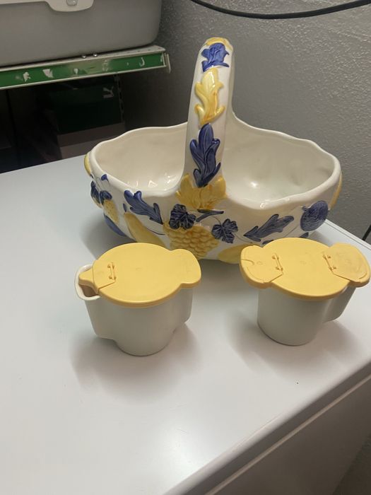 Fruteira de loica e doas caixas da taparuer