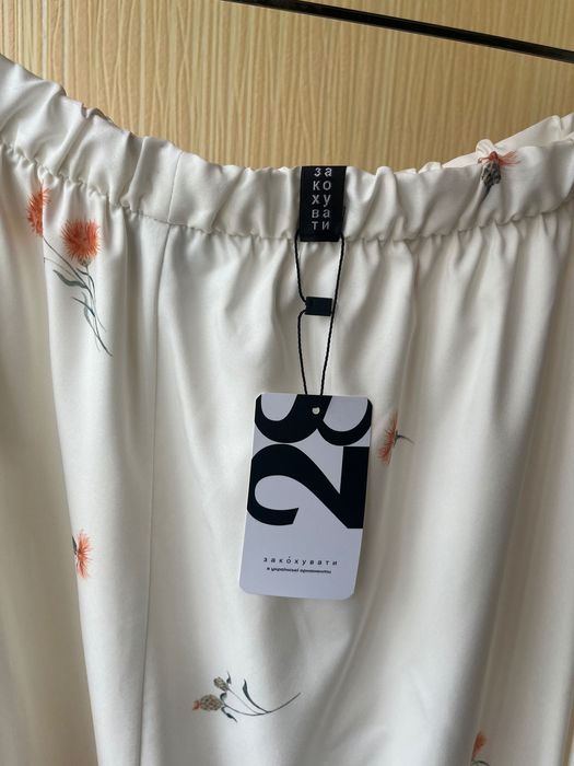 Біла спідниця з квітковим принтом від бренду ByMe, розмір L
