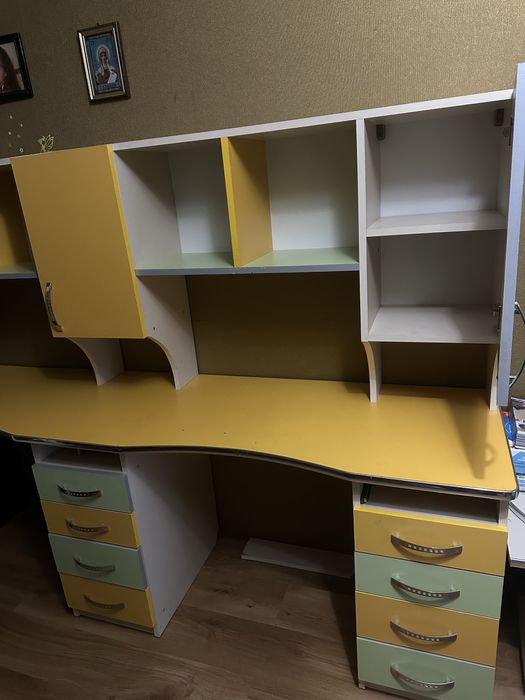 Дитяча стінка з полицями