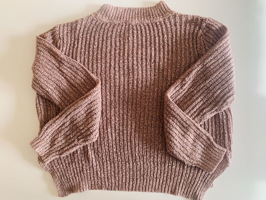 Różowy sweter z golfem