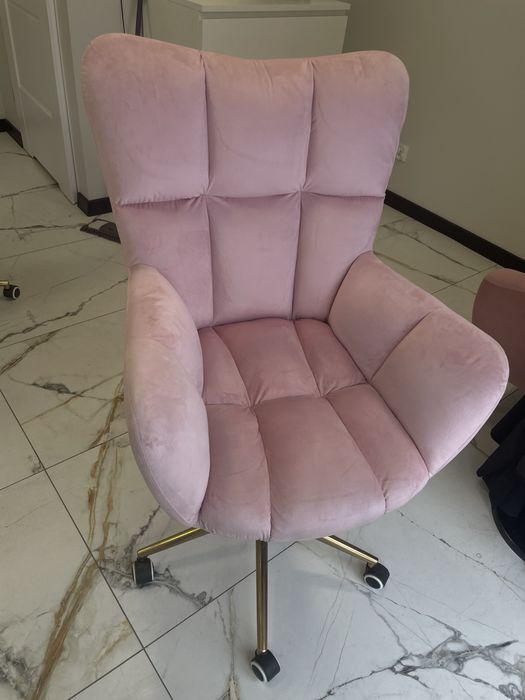 Piekny rozowy fotel hrove from votana