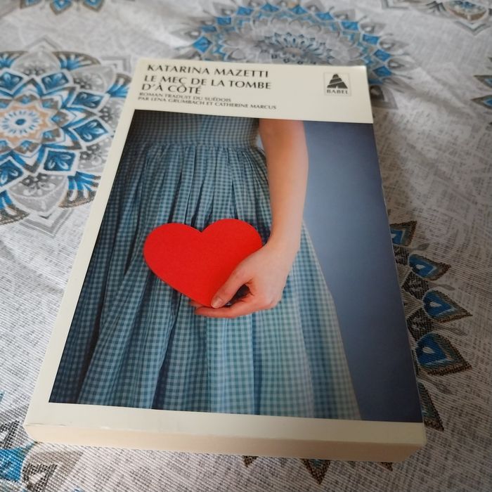 Le mec de la tombe d'à côté. Portes incluídos