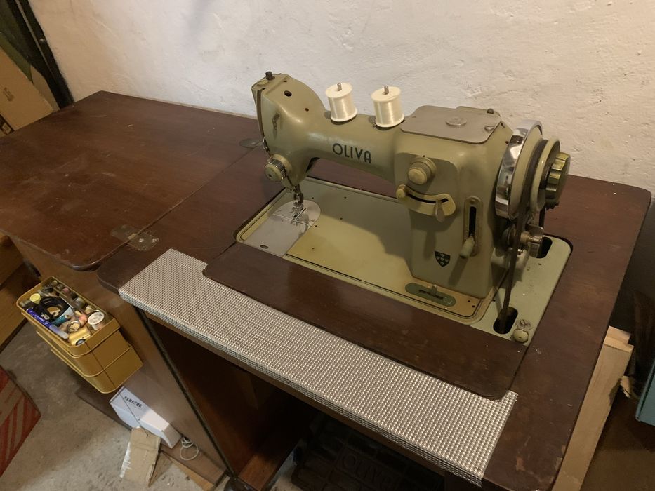 Maquina de Costura Oliva c/ movel