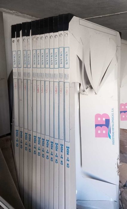 Banheiras em chapa de aço branco com pegas laterais cromadas prateadas 170 x 75  Novas