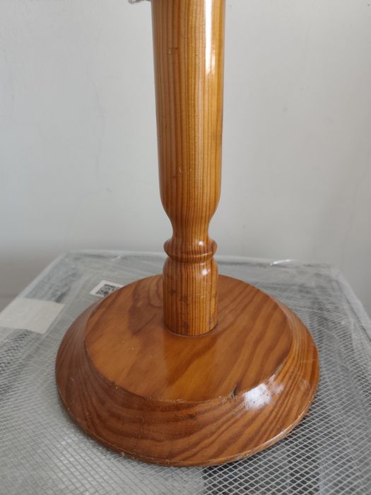 Manequum criança pé em madeira