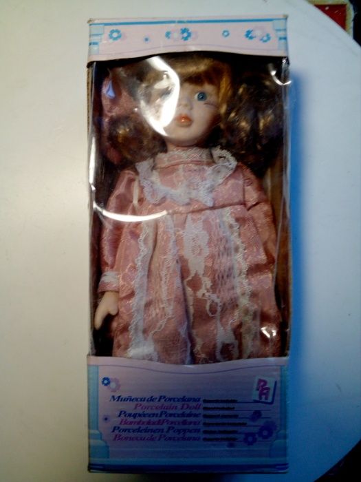 Boneca de porcelana nova em caixa