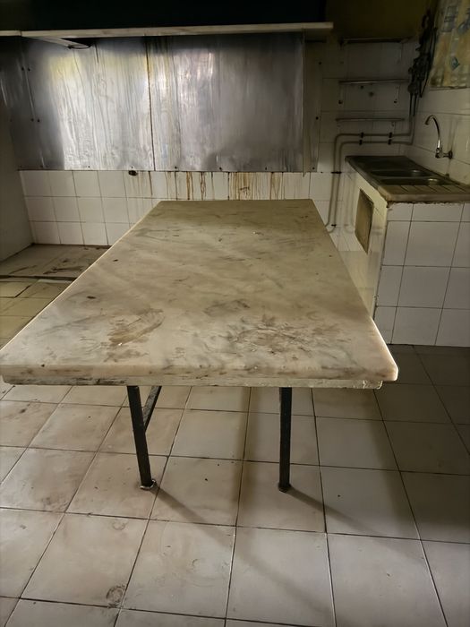 Mesa com tampo de pedra