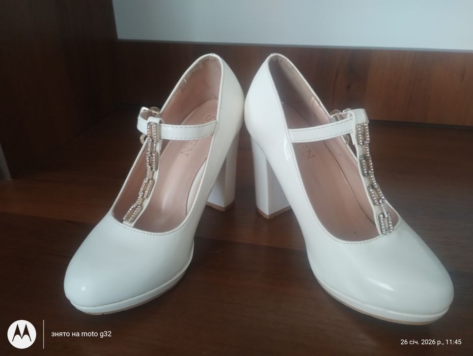 Продам туфлі білі