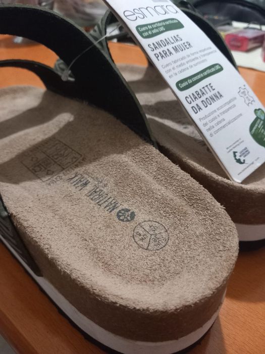 Chinelos novos com palmilhas em couro  (Esmara)
