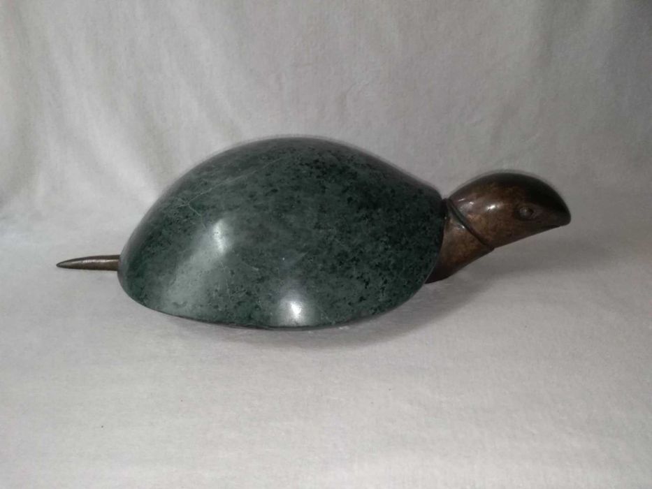 Rzeźba nefrytowa "Żółw"  elegancka i nietuzinkowa ozdoba domu i ogrodu