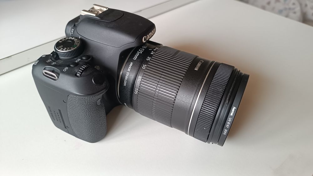 Canon 600D com lente 18-135mm câmara fotográfica