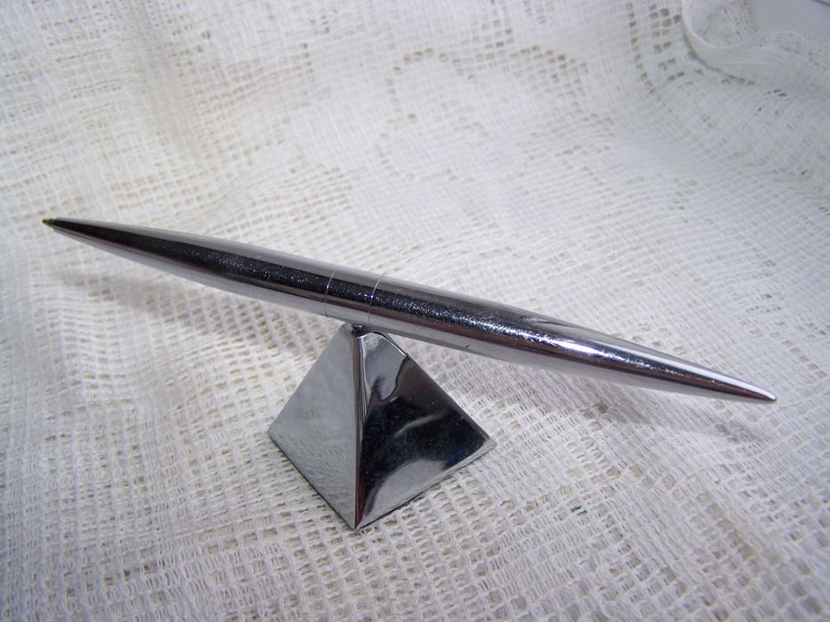 Вращающаяся шариковая ручка "Вертолет" на магнитной подставке