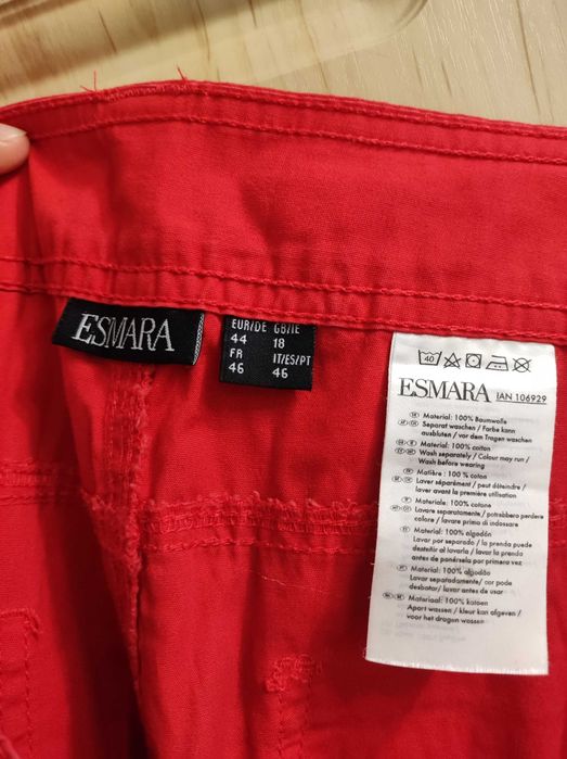 Бриджи красного цвета фирмы Esmara