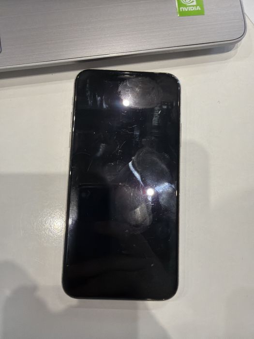 Iphone x білий, заряд батареі -64%