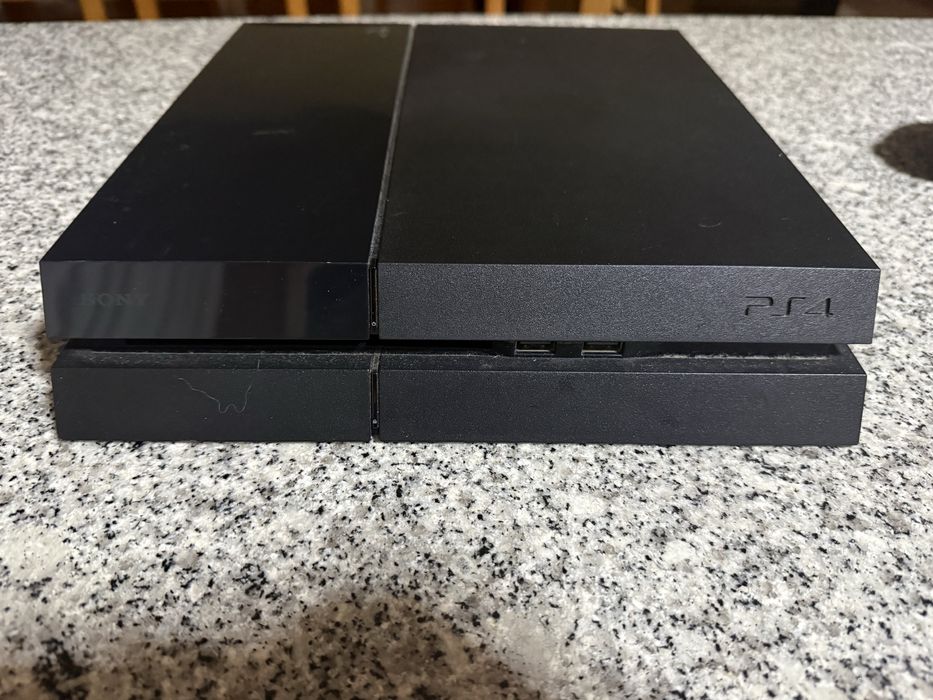 Vendo esta ps4  em bom estado , e dois comandos