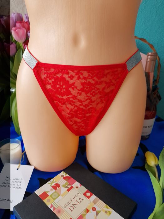 Koronkowe stringi damskie z szerokim gumowym pasem brokatowym