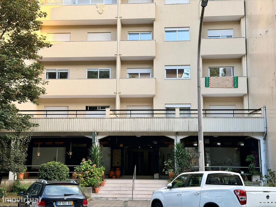 Apartamento T4 para arrendamento, situado na Rua Cândido de Oliveira
