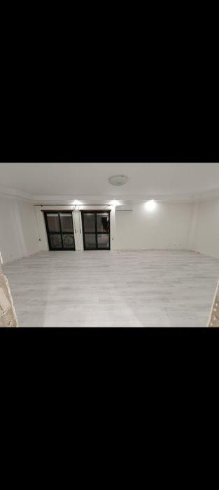 Instalação de chão flutuante ou vinílico.