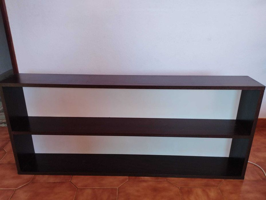 2 Estantes de Madeira com Duas Prateleiras Cada.