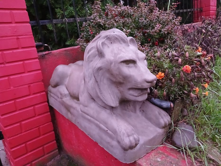 Фігура лева бетонна