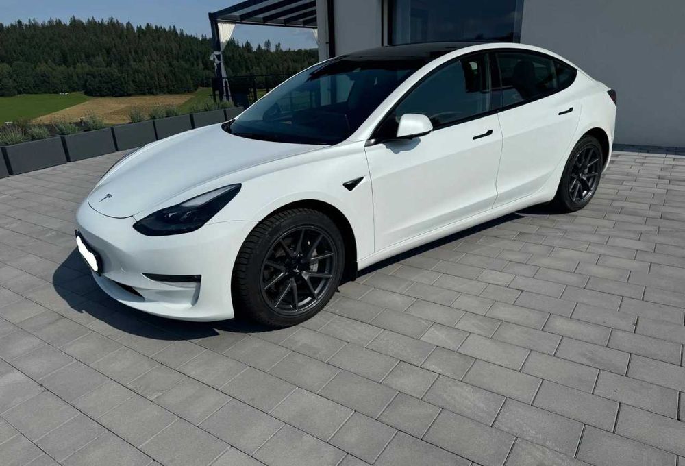 tesla model 3 2021 року
