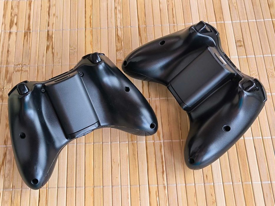 Два геймпади Xbox 360, бездротовий адаптер, кабель Play and Charge Kit