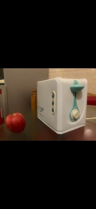 Тостер по размеру большой рабочий только сам хлеб не отстрпливает