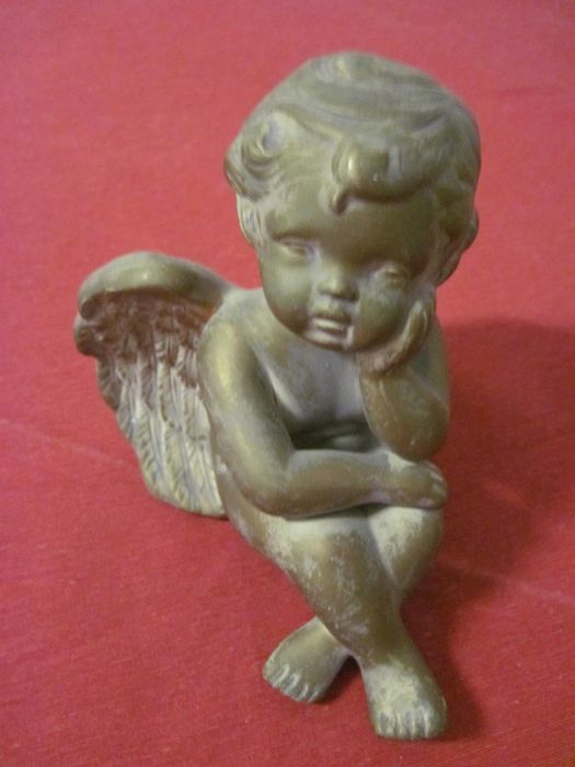 Anjo dourado de porcelana
