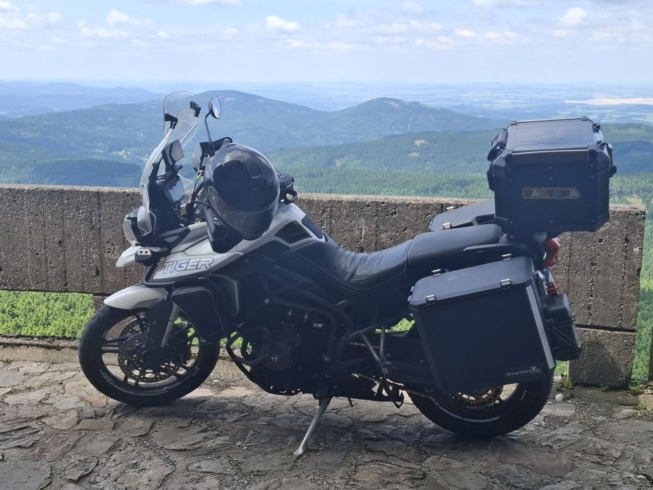 Triumph tiger 800 xrt max wyposażenie 3 kufry navigacja andiod kamery