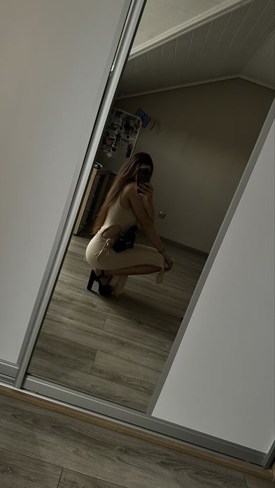 Nowa beżowa długa sukienka