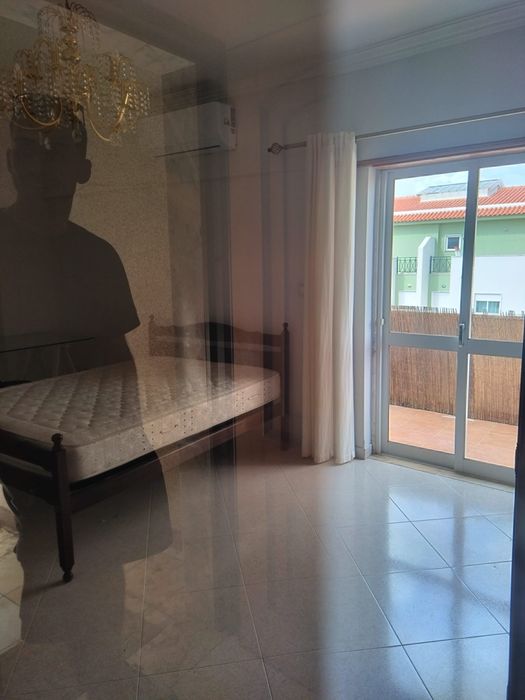 Quarto em T2 para arrendar