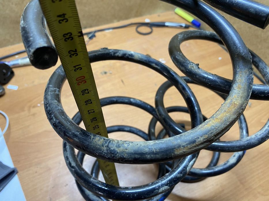 Передні пружини підвіски Тойота Авенсіс т25 дизель 2.2 d-cat універсал