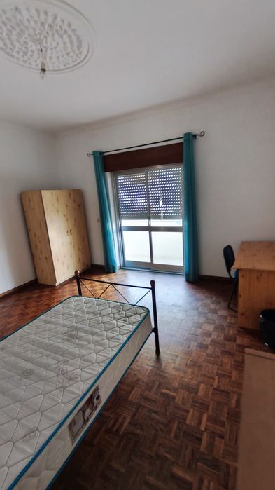 Quarto com varanda próximo da ESTGV