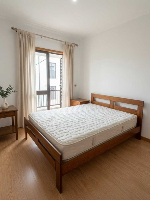 Cama de casal em excelente estado
