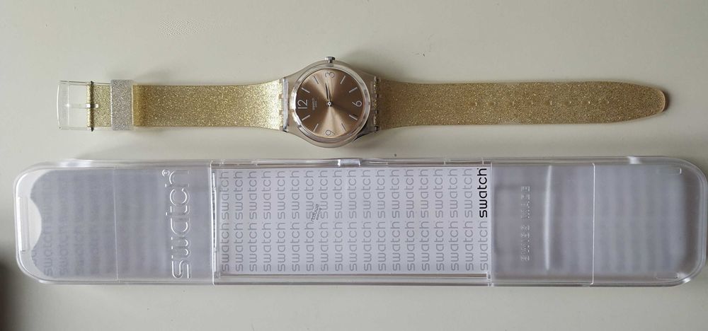 Relógio Swatch bracelete dourada e brilhantes