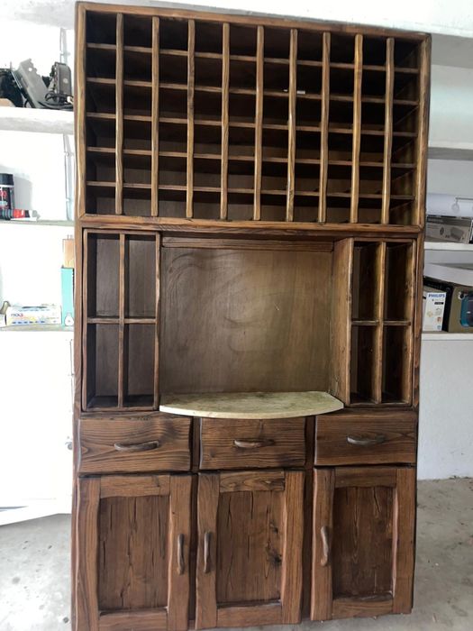 Móvel em madeira maciça – aparador para garrafas