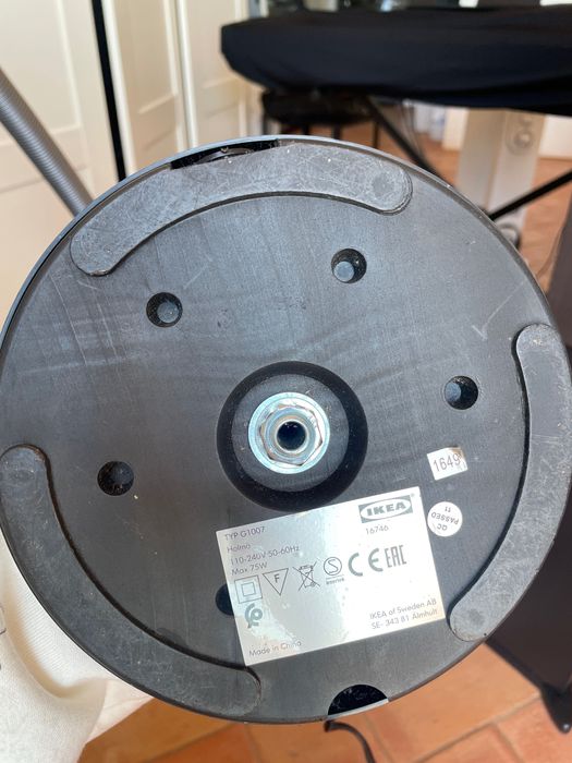 Lâmpada Ikea com lâmpada funcionando e interruptor de pé em bom estado