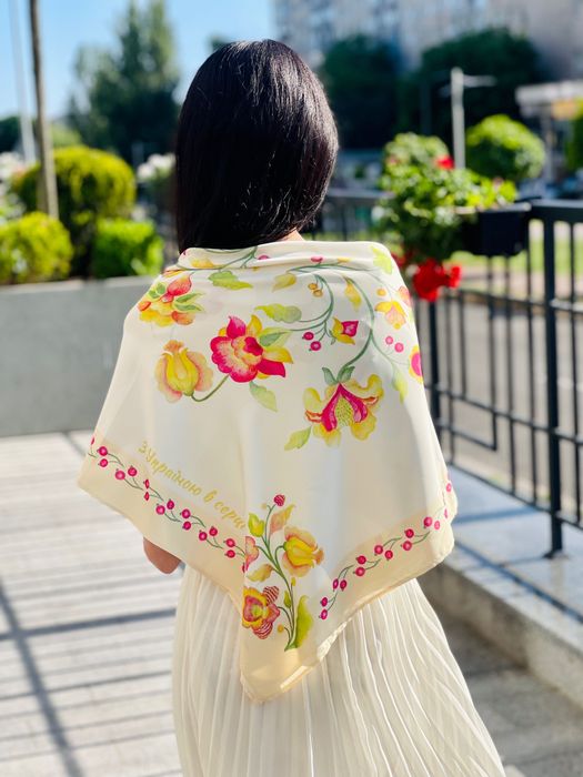 Українська хустка з квітами